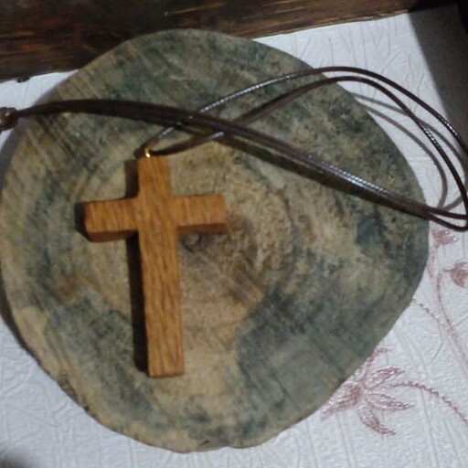 گردن آویز ( گردنبند ) چوبی دست ساز طرح صلیب 