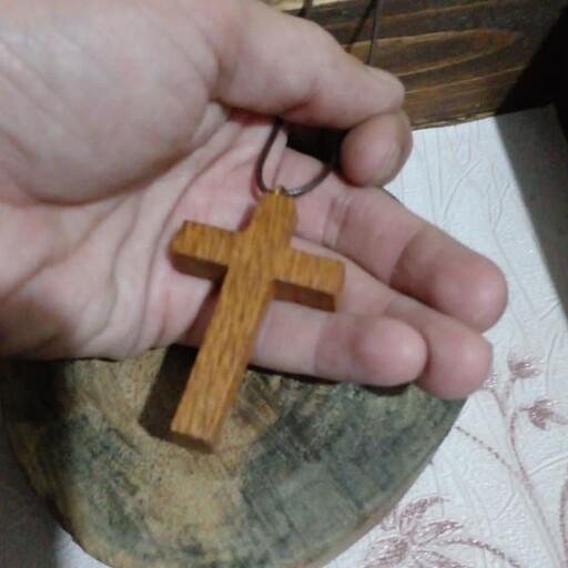 گردن آویز ( گردنبند ) چوبی دست ساز طرح صلیب 