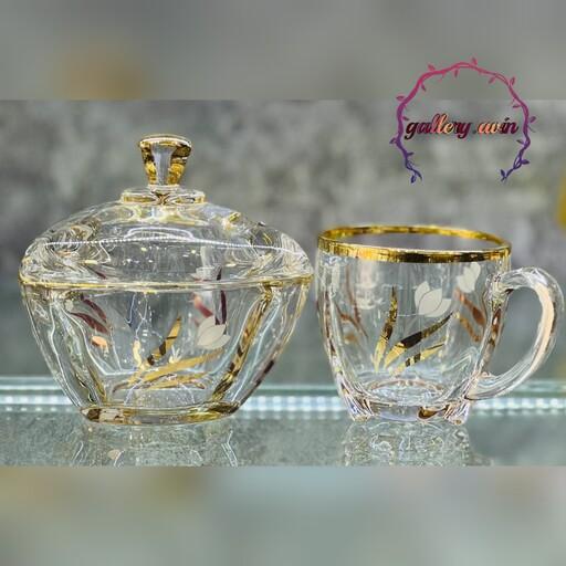 فنجان(استکان) چایی لبه طلایی گرد طرح گل لاله با برگ های آب طلا  به همراه قندان 
