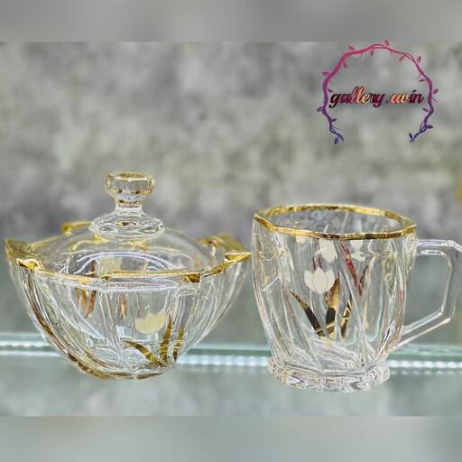 فنجان(استکان )چایی لبه طلایی خط دار طرح گل لاله با برگ های آب طلا  به همراه قندان 