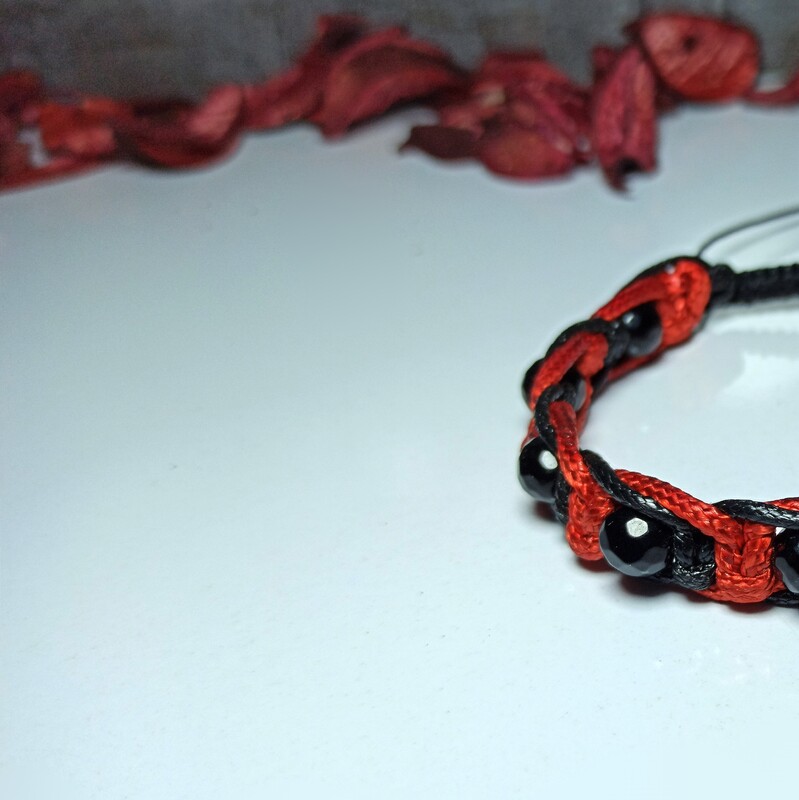 دستبند سنگ اونیکس اصل با چرم قرمز مشکی،ارسال راسگان،دستبند چرم قرمز  مشکی،دستبند مردانه، پسرانه،دستبند زنانه،دخترانه