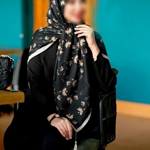 روسری مجلسی نخی مشکی با گل های ریز کرمی منگوله دار 
