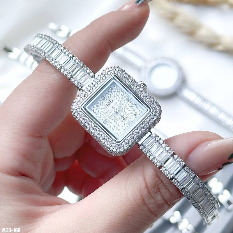 ساعت نقره زنانه با دور موتور مستطیل و روکش طلای سفید درخشنده جدیدترین مدل ساعت بازار جواهرات