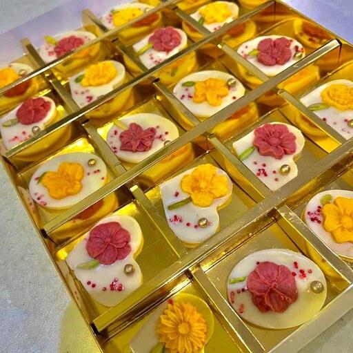 شکلات هدیه ترکیب زرد و قرمز فانتزی با طعم آلبالو و انبه  20عددی جعبه طلایی       