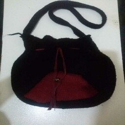 کیف زنانه رودوشی و دستی کاموایی زنانه و  دخترانه  بافت دو رنگ مشکی و قرمز با ترکیب رنگ زیبا و اندازه متوسط 
