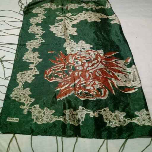 روسری مارک سیمارو جنس ساتن ابعاد 100 در 90 طرح چروک ریز زمینه ای با ریشه های چهار طرفه بلند