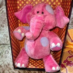 عروسک فیل صورتی وارداتی با الیاف صنعتی و جعبه کادوی شیک مخصوص هدیه یا جایزه به فرزند عزیز و مناسب برای سیسمونی