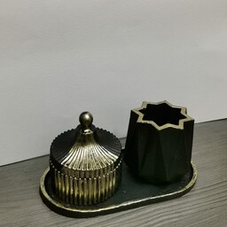 سرویس شکلات خوری و گلدان سنگ مصنوعی  تزیین شده با ورق طلا با  سینی زیر آن به رنگ مشکی