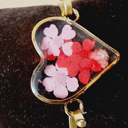 دستبند رزینی زنانه گل سرخ قلبی دارای گل خشک طبیعی