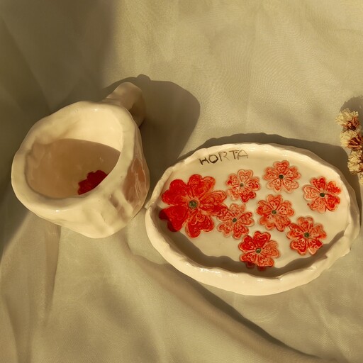 ماگ و پیشدستی سرامیکی دستساز طرح گل قرمز