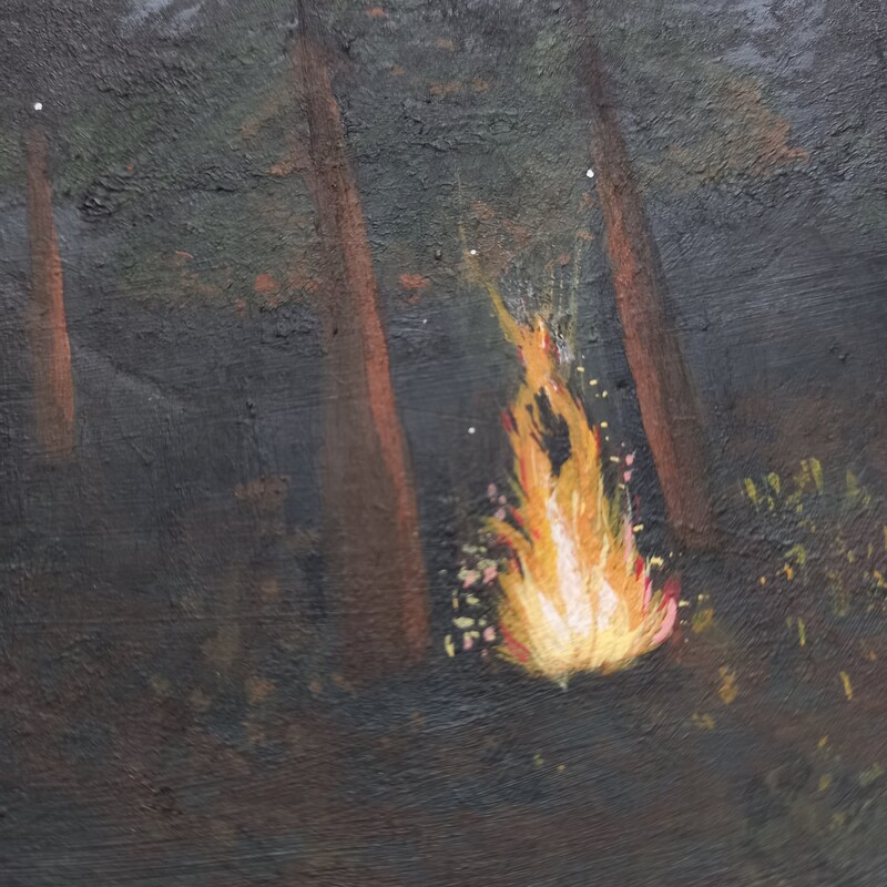 بشقاب سفالی دیوارکوب طرح آتش در جنگل نقاشی شده با دست 