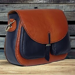  کیف دوشی زنانه دست دوز با چرم طبیعی  سایز 24 در 22 قابل سفارش با رنگ مشکی ،عسلی  وقهوه ای 