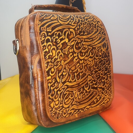 کیف دستی و دوشی  چرم طبیعی  در دو طرح  استفاده شده از چرم گاوی 