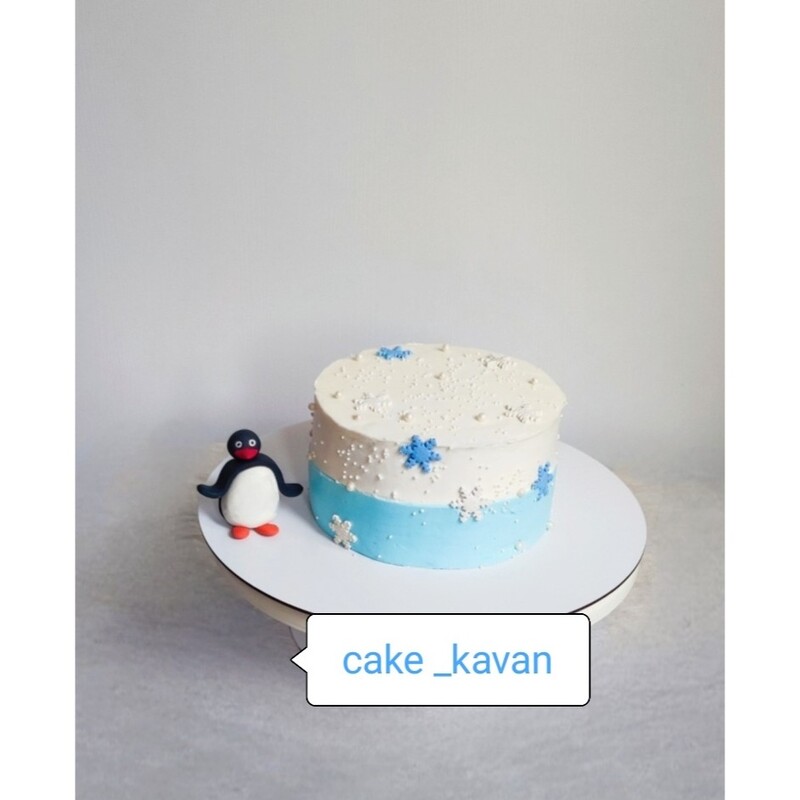 کیک تولد پینگو پنگوئن زیبا با فیلینگ موزگردو و سس شکلات و شکلات چیپسی 
