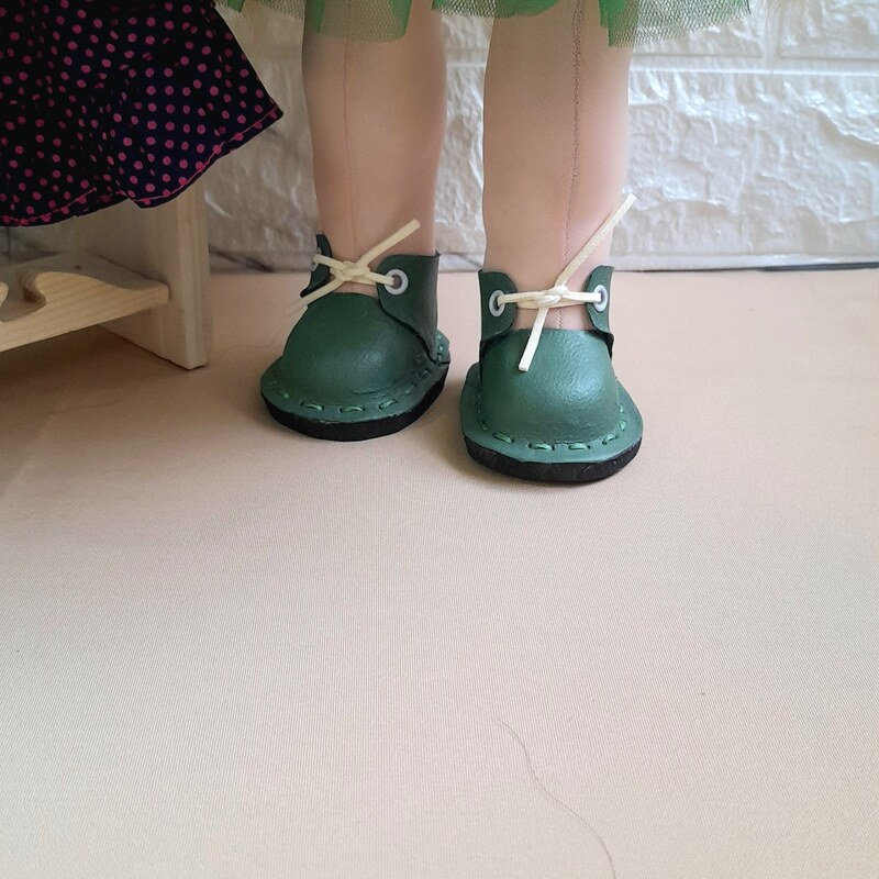 عروسک مهربان موی بلوند دامن تور سبز و کفش چرم سبز تولیدی لیندا