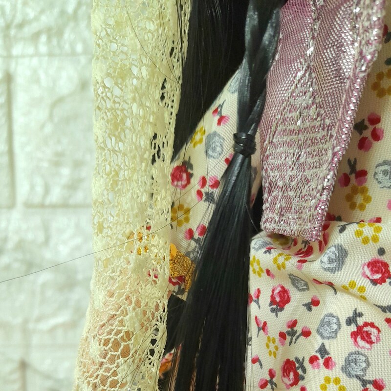 عروسک مهربان  لباس محلی گوشواره دار دامن رنگارنگ و بلند از تولیدی لیندا