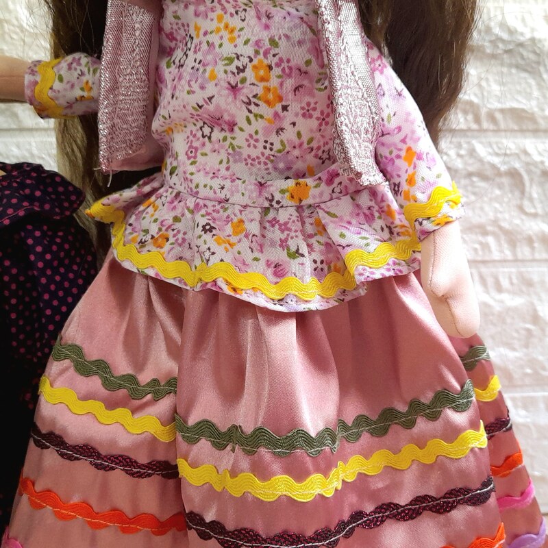عروسک لباس محلی با دامن ساتن  صورتی لباس گلدار  از تولیدی لیندا