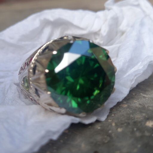 انگشتر  الماس روس درجه یک با طلعلوع فوقالعاده  رنگ خاص سبز درخشان  مثل الماس مدرخشه  سبز سبز  طراحی فوقالعاده الماس تراش