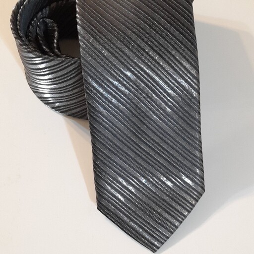 کراوات مردانه طرحدار مارکدار زمینه زغالی با خطوط مورب مشکی رنگ