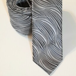 کراوات مردانه طرحدار  با زمینه طوسی سیر و خط های مورب طوسی روشن 