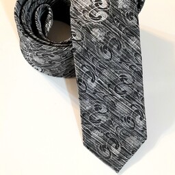 کراوات مردانه طرحدار رنگ زمینه طوسی سیر با طرح کوبیسم