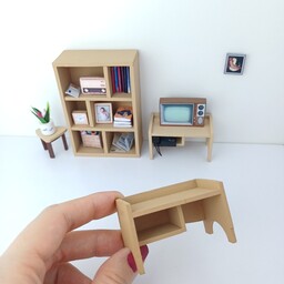 ماکت میز تلویزیون مینیاتوری چوبی در رنگ دلخواه.بسته 1 عددی-  مناسب برای ماکت سازی، خانه عروسکی و کتابخانه مینیاتوری