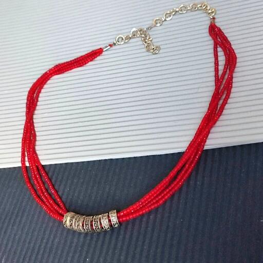 گردنبند منجوق سنگی مات  قرمز روشن 4 رشته در میان 7 حلقه طرح ورساچه با زنجیر  و قفل S