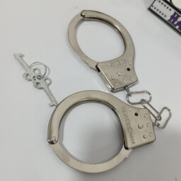 دستبند فلزی به همراه کلید دستبند اسباب بازی جعبه ای دست بند اسباب بازی دستبند بچگانه دستبند پلیسی 