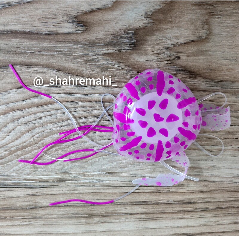 دکوری آکواریوم عروس دریایی رنگ بنفش سایز کوچک شبرنگ با پایه چسبانک دار جهت اتصال محکم محصول وارداتی و شیک