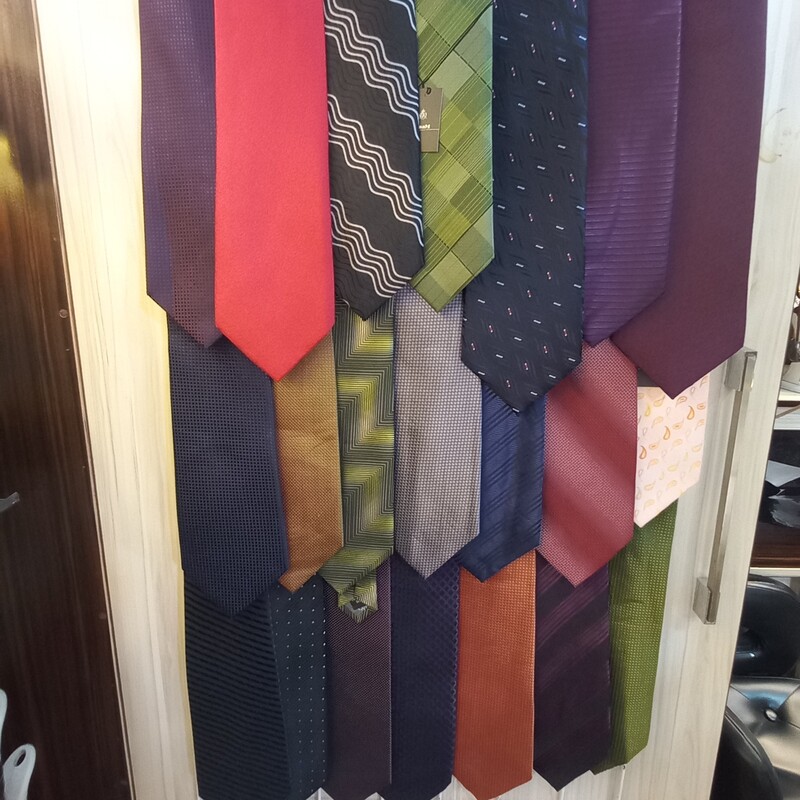 عمده کراوات پهن ترک باعرض ده سانت فروش بصورت عمدهحداقل تعداد سفارش5عدداین کراواتها توی مغازه فروشش380 هست ما آف زدیم