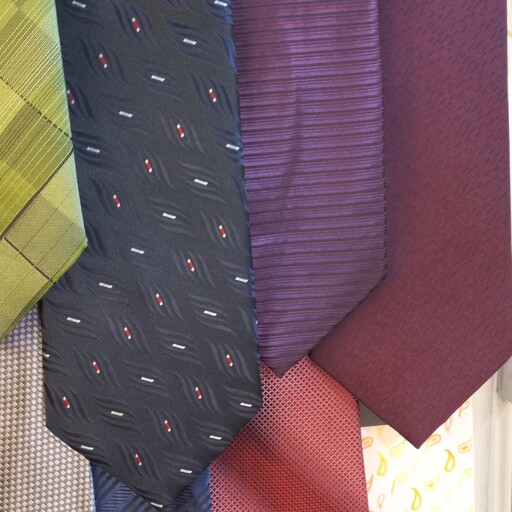 کراوات ترک پهن فروش فقط عمده حداقل تعداد سفارش 5عدد (عرض کراوات 10 سانت)این کراواتها توی مغازه فروشش380 تومنه.آف زدیم