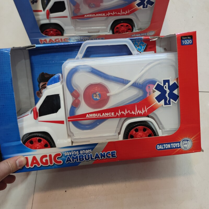 ماشین آمبولانس همراه با ست پزشکی اسباب بازی 