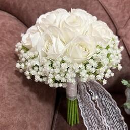 دسته گل رز و ژیپسوفیلای مصنوعی رنگ سفید و بسیار زیبا و ظریف