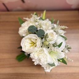 دسته گل عروس مصنوعی سفید و سبز با گلهای رز و  لیلیوم 