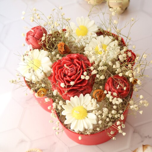 باکس گل شمع ( گل مارگریت،بابونه،گل پیونی داخل باکس قلبی )
