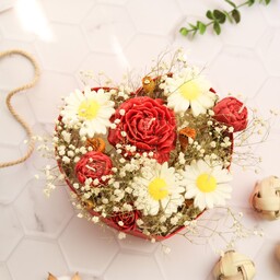 باکس گل شمع ( گل مارگریت،بابونه،گل پیونی داخل باکس قلبی )