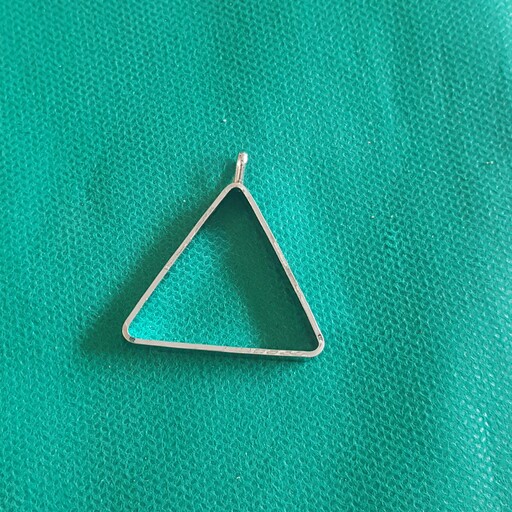 فریم مثلثی نقره ای استیل 3 سانتی گردنبندی