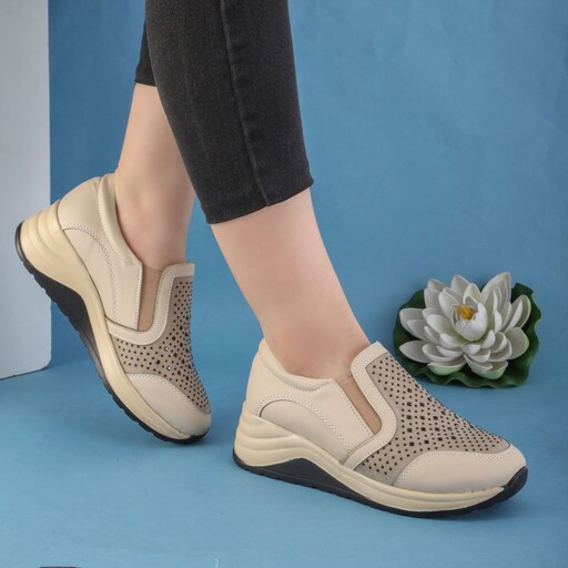 کفش زنانه طبی کفش راحتی کیفیت عالی مناسب پیاده روی و استفاده طولانی مدت نرم و سبک سایز 37 تا40 ارسال رایگان و فوری