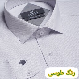 پیراهن زمینه سفید چهارخانه برند GUESSپارچه تایلندی80 درصد نخ دوخت تمام صنعتی رنگ طوسی سفیدآستین بلند تک جیب برش رگولار  