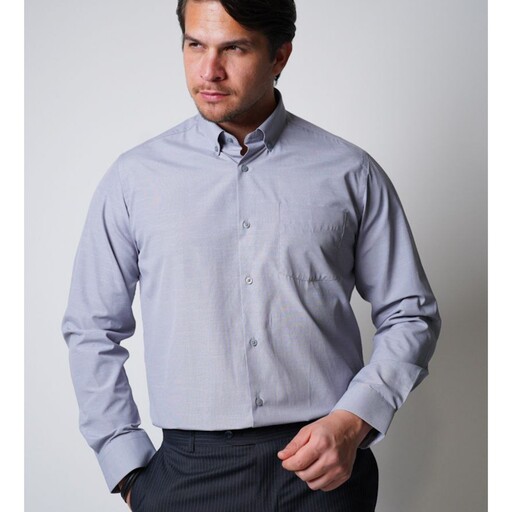 پیراهن مردانه GUESS رنگ طوسی روشن یقه دکمه دار کد 375 آستین بلند پارچه ترک دوخت صنعتی تک جیب پارچه بسیار خوش اتو ضد چروک
