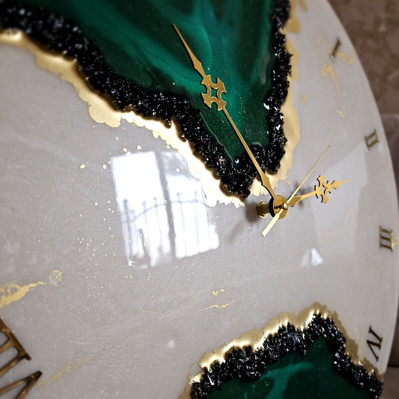 ساعت رزینی  دیواری  دست ساز قطر 60 رنگ سبز و سفید شیری طلایی کریستال مشکی 