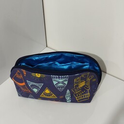 کیف لوازم آرایش نیم دایره ای طرح دار  سورمه ای آستردوزی شده و دارای نظم دهنده داخلی