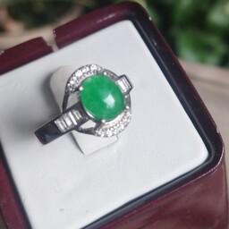 انگشتر نقره زنانه تایلندی با روکش طلا سفید  عیار 925 با سنگ جید اصل سبز