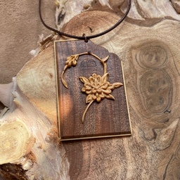 گردن آویز ریزمنبت شده دستساز مهرآسا طرح شاخه گل ختایی ( طرح سنتی )