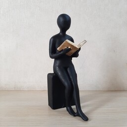 مجسمه رومیزی مرد کتاب خوان مشکی طلایی پلی استری(ارسال  رایگان)