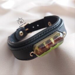 دستبند چرم مردانه با پلاک رزینی دستساز طرح زلف شبتاب مدل 4 ، سفارشی ساز