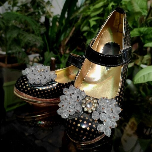 کفش بچگانه دخترونه مشکی خال خالی طلایی ناناز