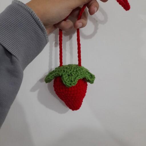 کیف کوچولوی بافتنی توت فرنگی برای هندزفری و آویزون کردن 