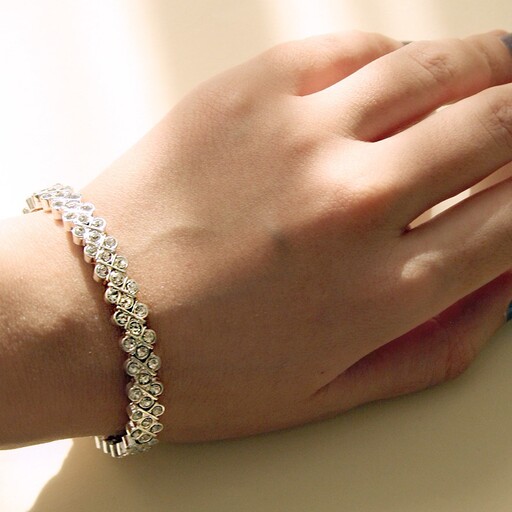 دستبند تمام نگین جواهری از برند اکسسوری. بسیار زیبا و درخشنده مشابه طلا سفید 