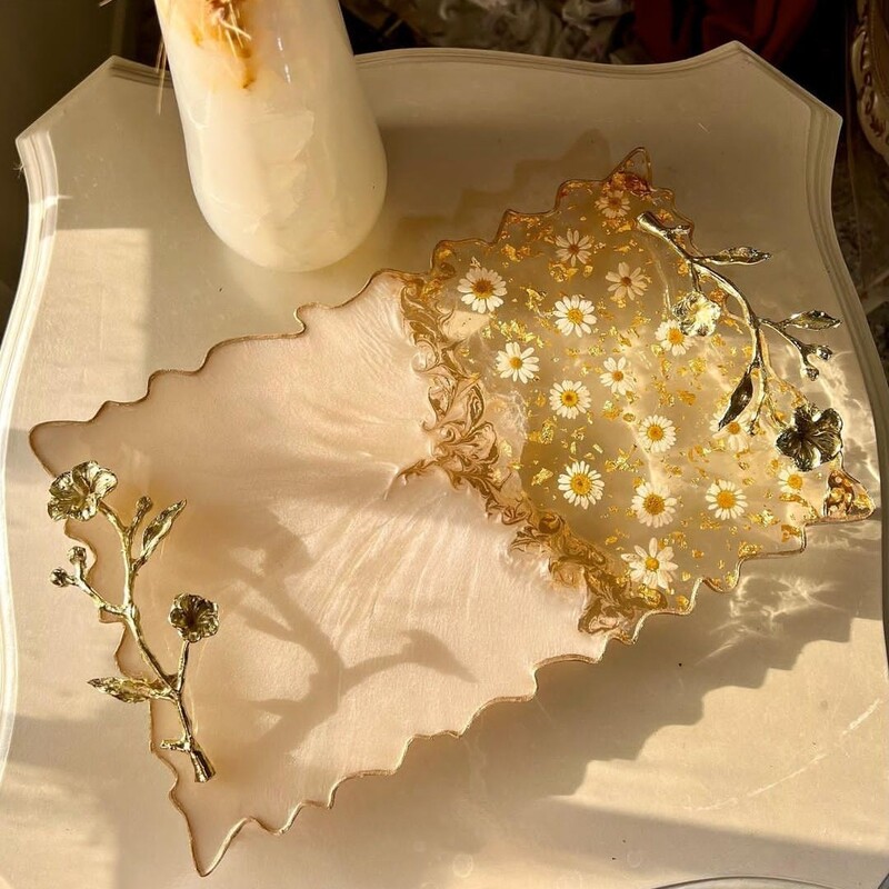 سینی پایه دار  رزینی کار شده با گل های طبیعی بابونه و ورق طلا با لبه های طلایی